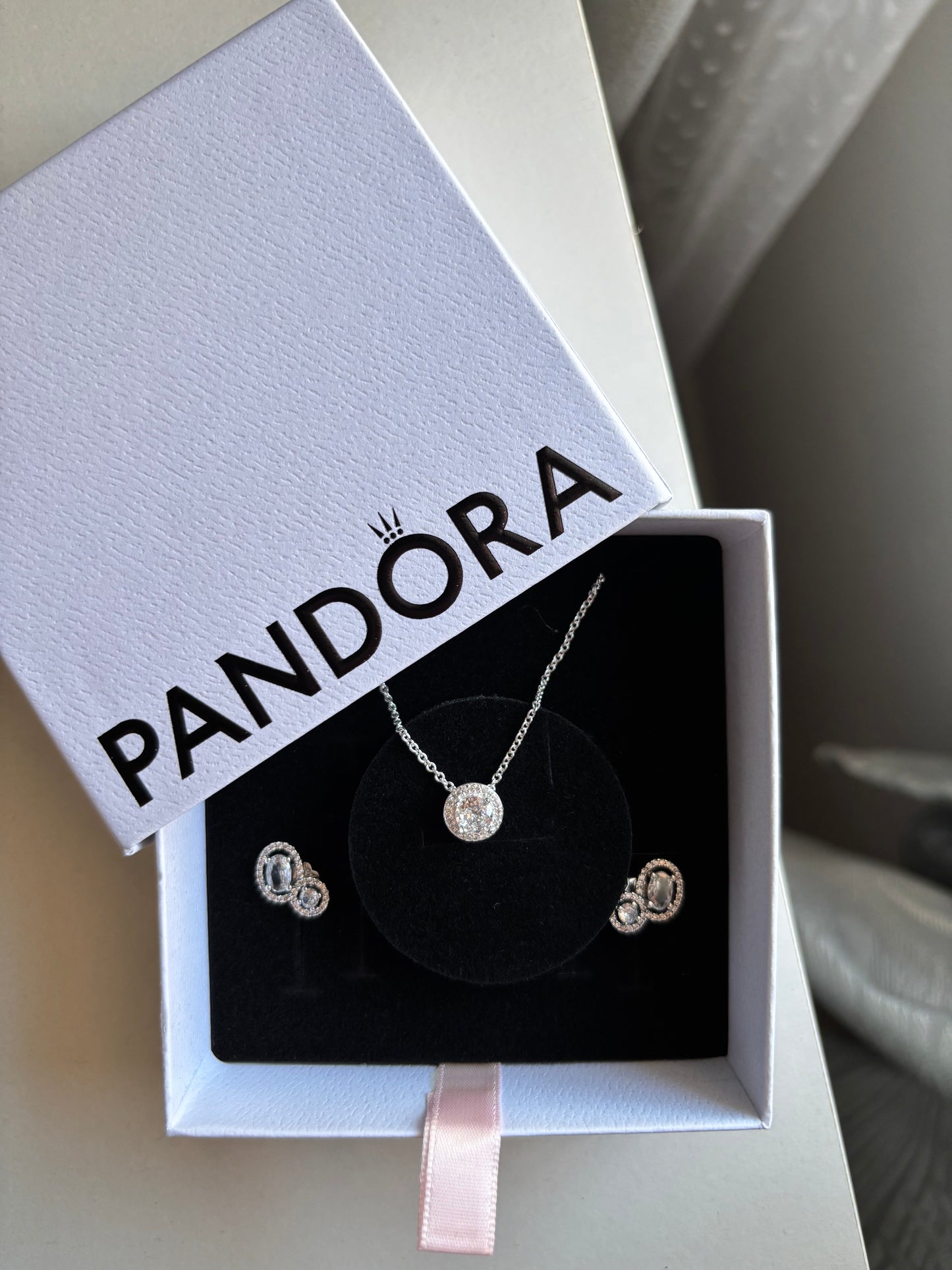 Conjunto redondo plateado pendientes y collar Jasmin
